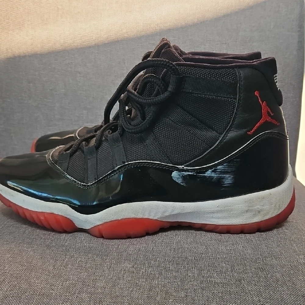 Air Jordan 11 retro Black and Red High-Top Sneakers. Men Size 9.5 - Picture 8 of 17